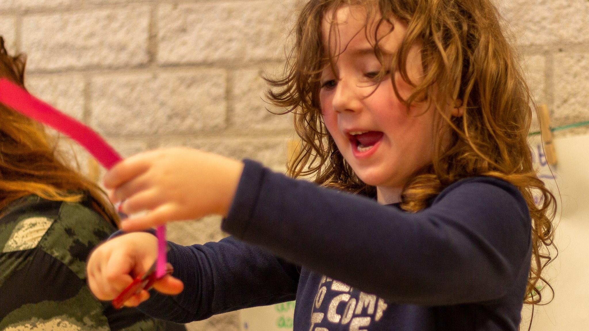 Een blij kind aan de Basisschool Jules Verne in Utrecht is bezig met knutselen. Een blij kind aan de Basisschool Jules Verne in Utrecht is bezig met knutselen.