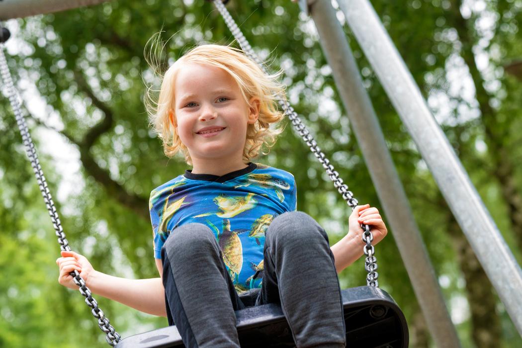 Een blij kind op een schommel op het schoolplein van IKC De Singel in Vlaardingen. Een blij kind op een schommel op het schoolplein van IKC De Singel in Vlaardingen.