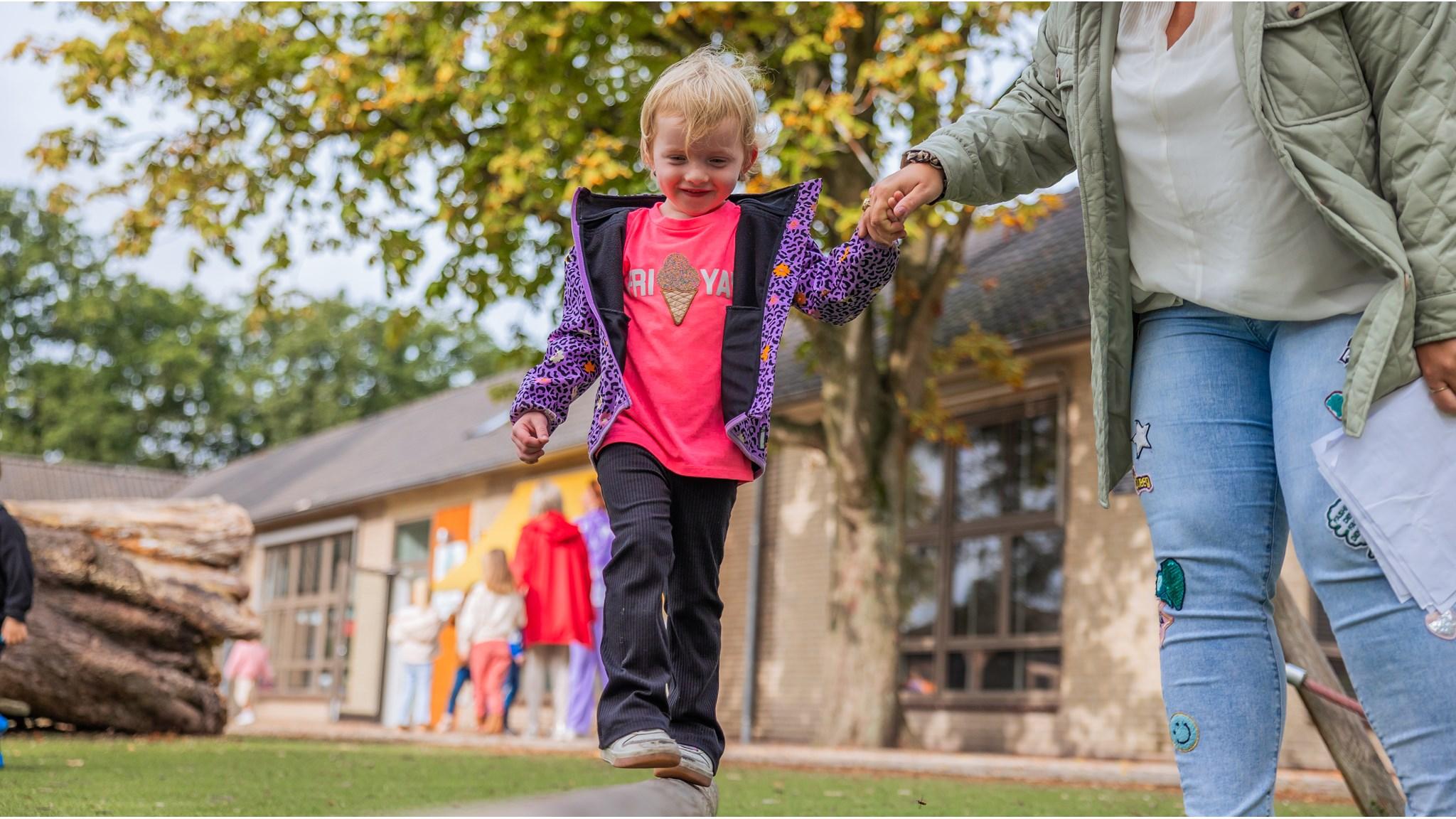 Een blij kind speelt op het schoolplein van IKC-WereldWijs in Loosdrecht. Een blij kind speelt op het schoolplein van IKC-WereldWijs in Loosdrecht.