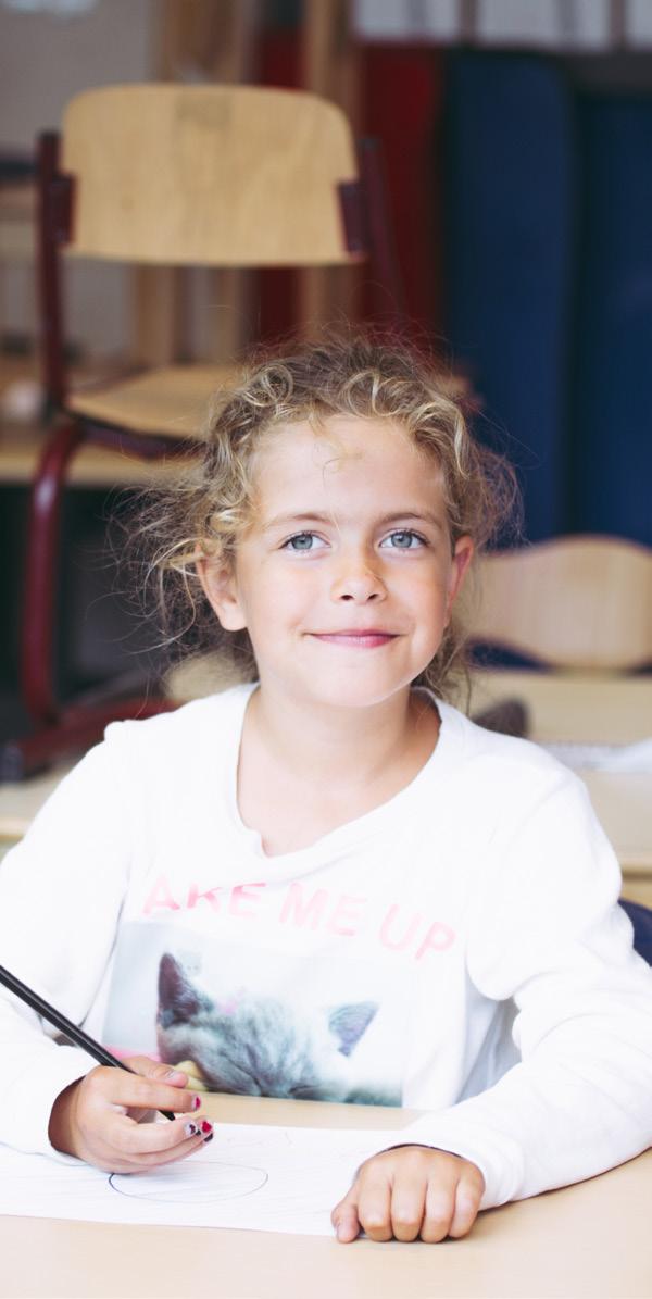 Een blij meisje aan het tekenen in de klas van Openbare Basisschool De Flint in Deventer. Een blij meisje aan het tekenen in de klas van Openbare Basisschool De Flint in Deventer.