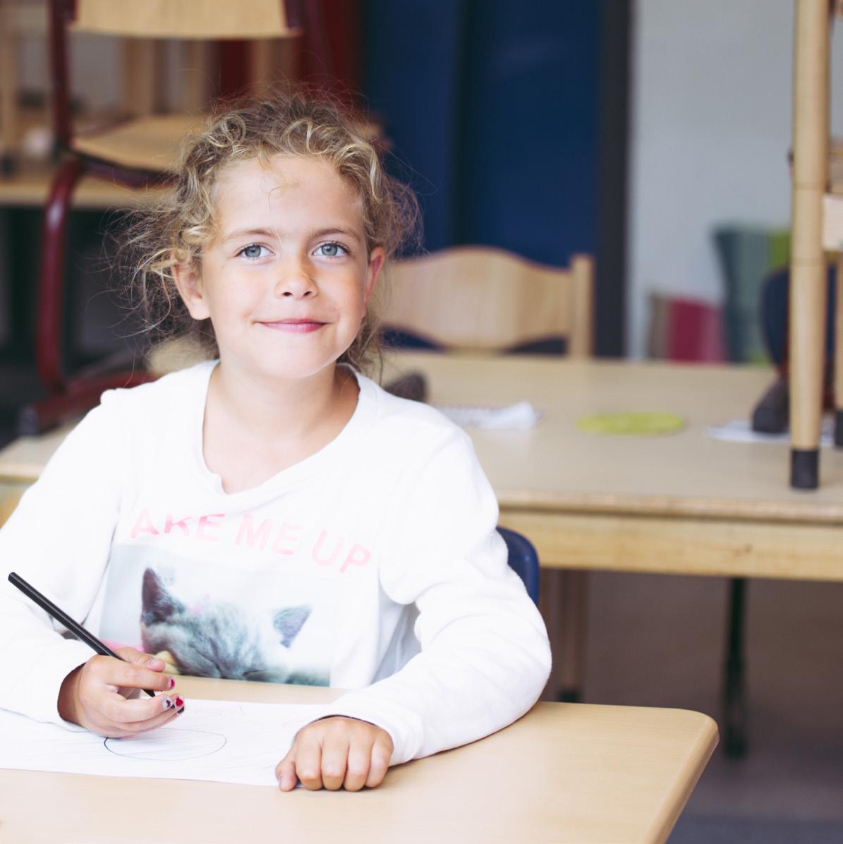 Een blij meisje tekent tijdens de les op Openbare Basisschool De Flint in Deventer. Een blij meisje tekent tijdens de les op Openbare Basisschool De Flint in Deventer.