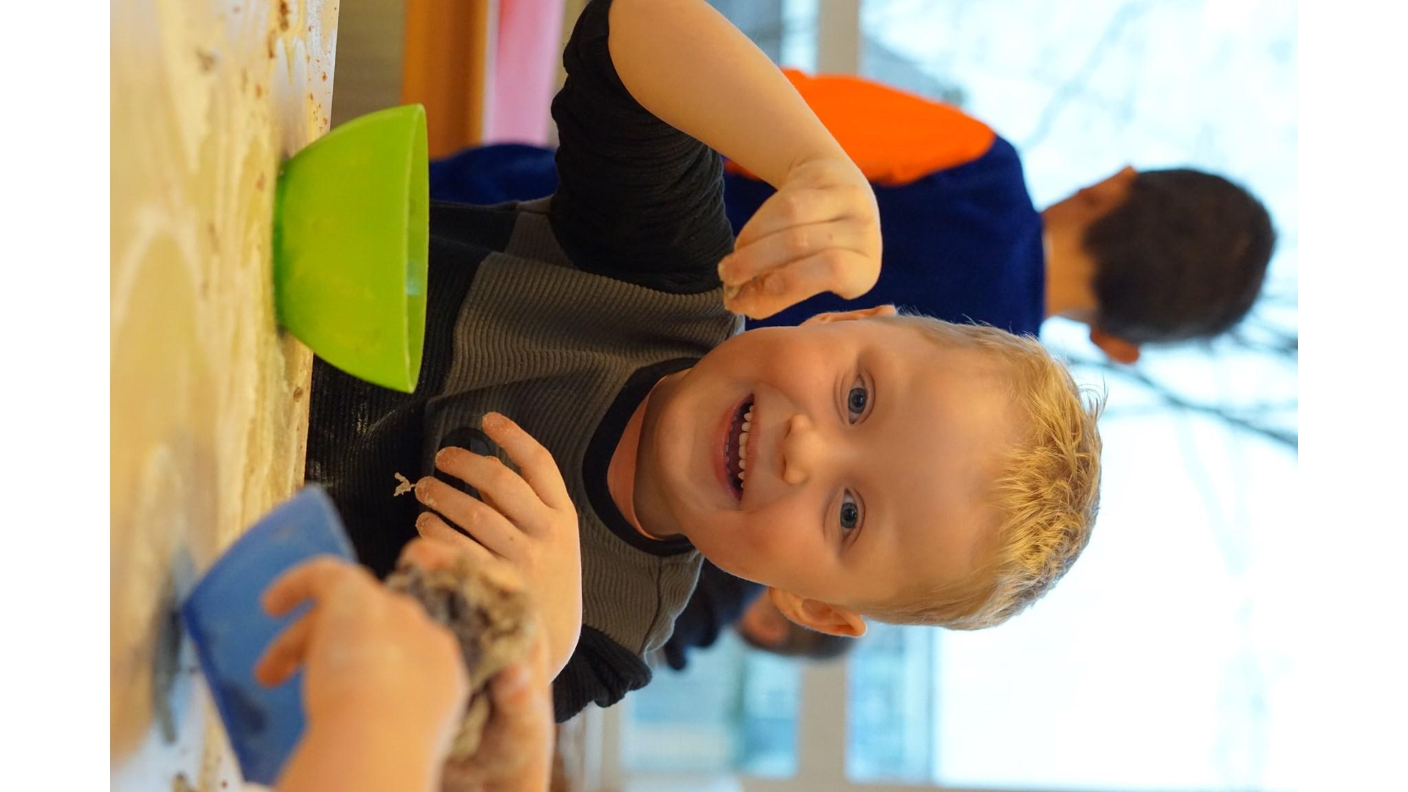 Een blije jongen aan het spelen met zand op de Christelijke Basisschool De Open Kring in Nijkerk. Een blije jongen aan het spelen met zand op de Christelijke Basisschool De Open Kring in Nijkerk.