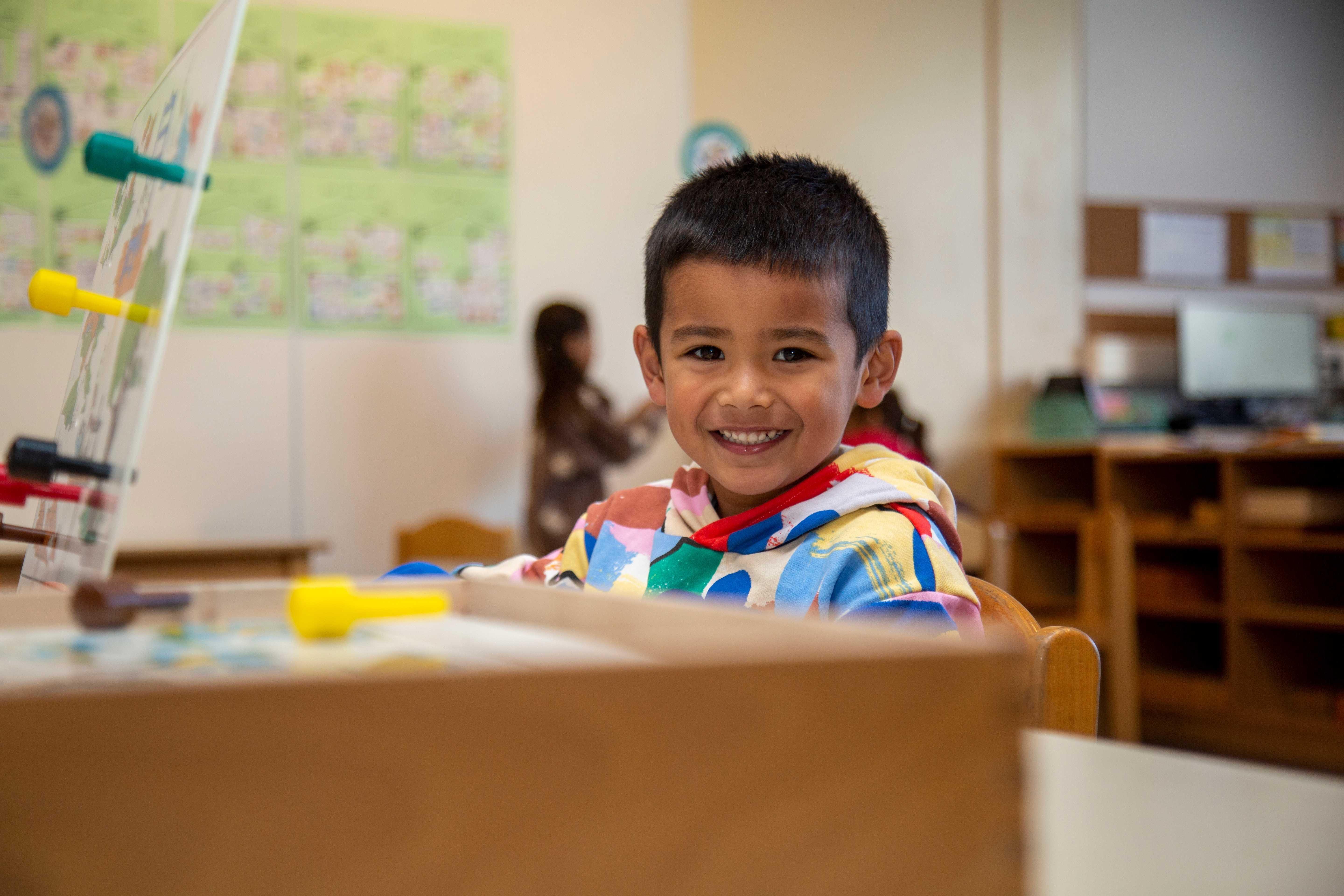 Een blije jongen doet mee aan een activiteit in de klas van RK Basisschool Holtkamp in Goes. Een blije jongen doet mee aan een activiteit in de klas van RK Basisschool Holtkamp in Goes.