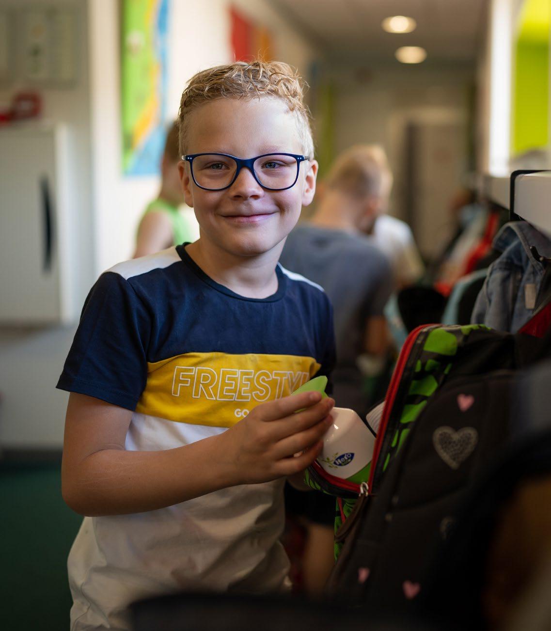 Een blije jongen in de gang van de Hubertusschool in Herten, terwijl hij zijn tas aan het inpakken is. Een blije jongen in de gang van de Hubertusschool in Herten, terwijl hij zijn tas aan het inpakken is.