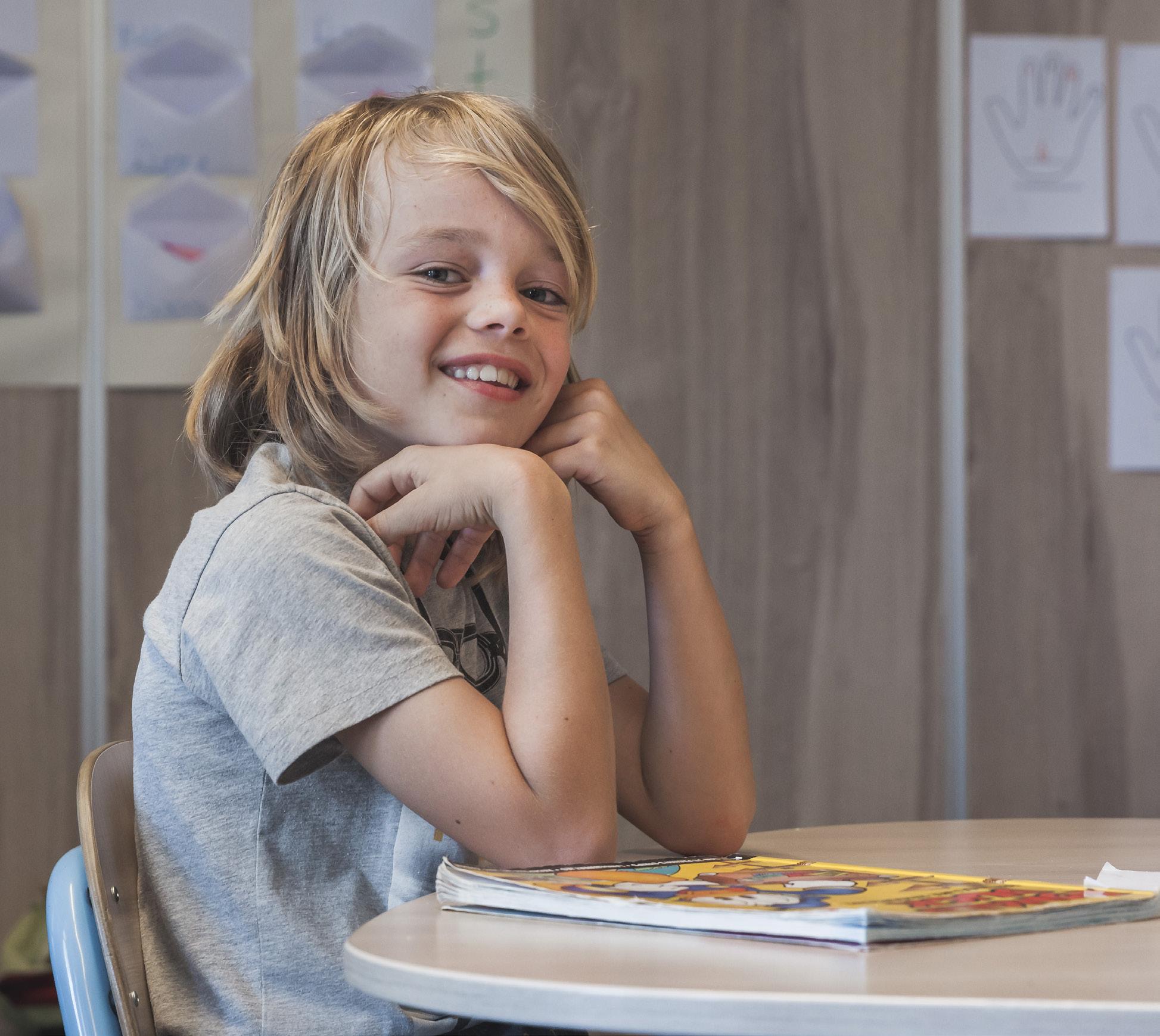 Een blije jongen in de klas van Openbare Basisschool De Hasselbraam in Haaren. Een blije jongen in de klas van Openbare Basisschool De Hasselbraam in Haaren.