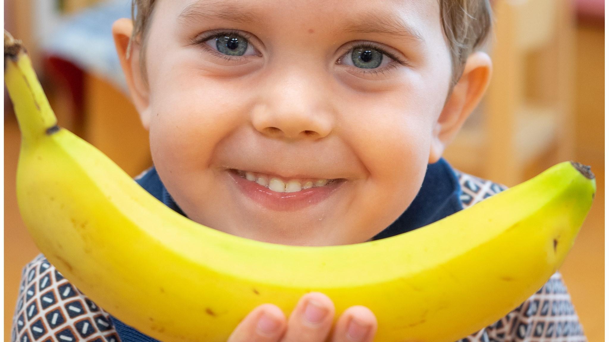 Een blije jongen met een banaan aan Openbare Basisschool De Triolier in Budel. Een blije jongen met een banaan aan Openbare Basisschool De Triolier in Budel.