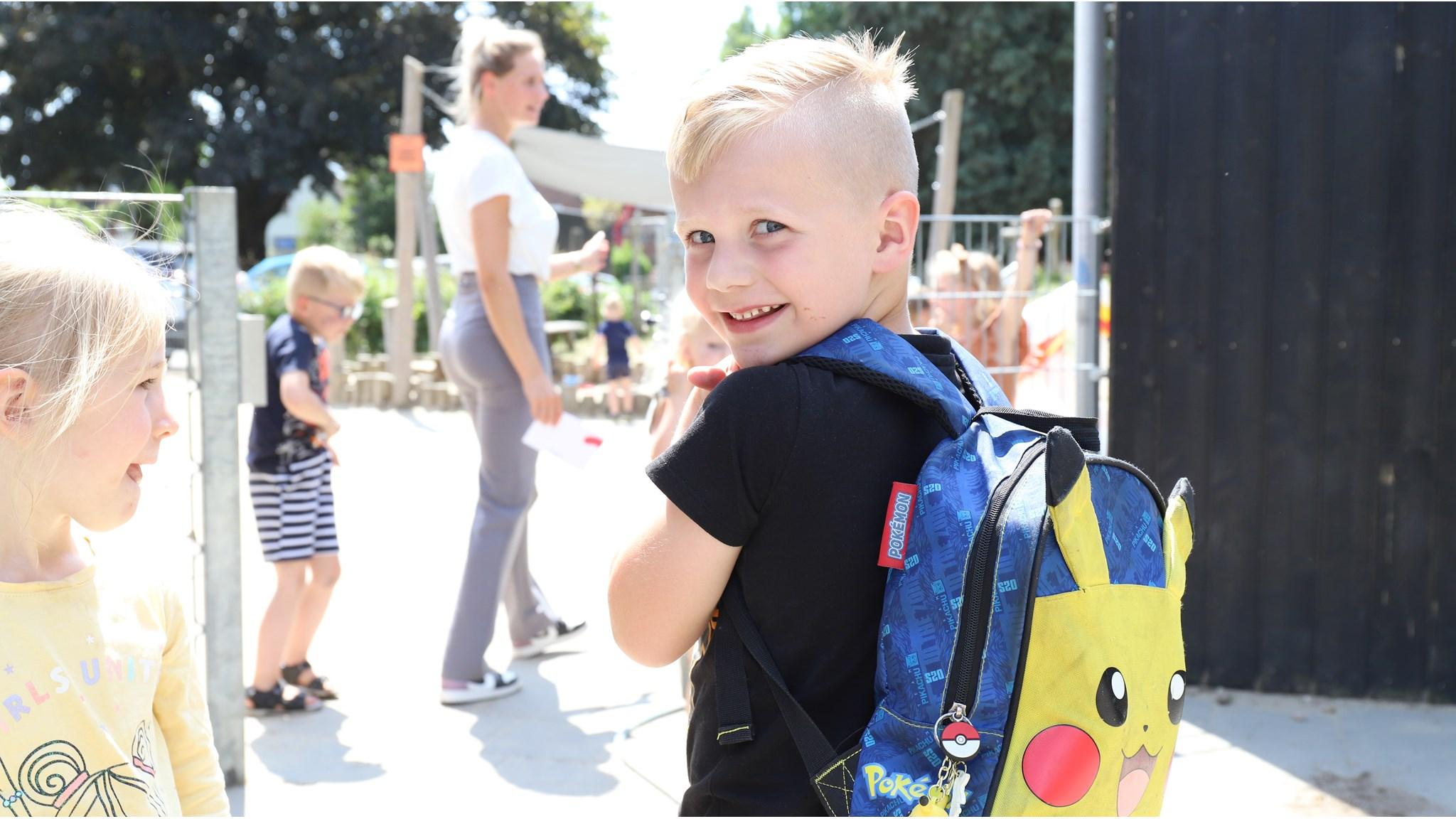 Een blije jongen met een Pokémon-boekentas op het schoolplein van CBS De Enk in Eerbeek. Een blije jongen met een Pokémon-boekentas op het schoolplein van CBS De Enk in Eerbeek.