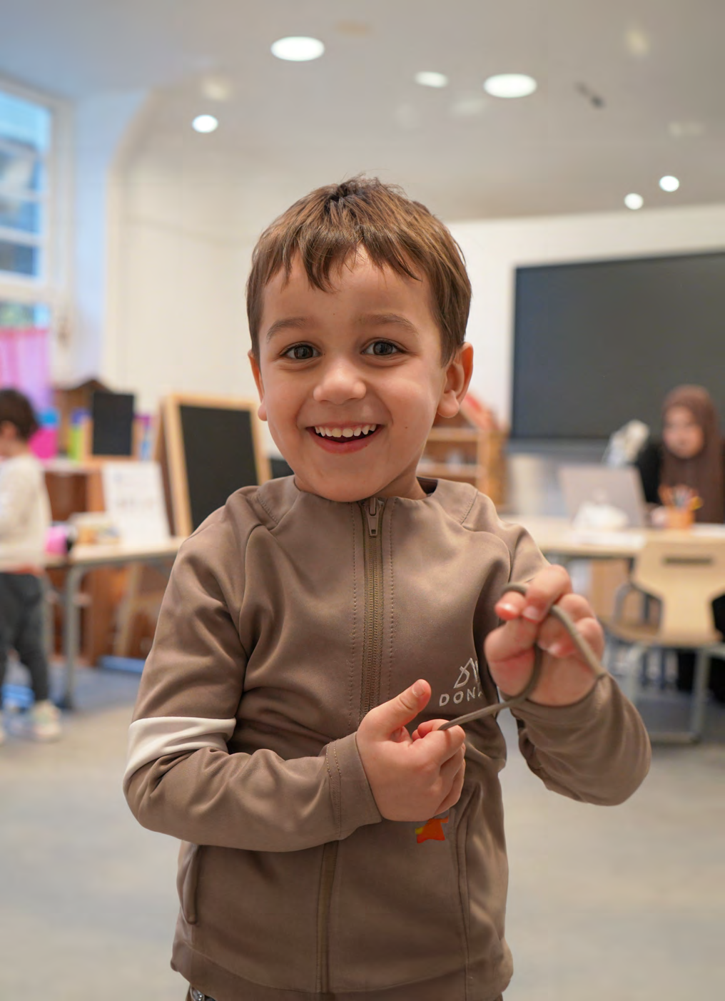 Een blije jongen met een schaar, in de klas van IBS De Vijgenboom in Amsterdam. Een blije jongen met een schaar, in de klas van IBS De Vijgenboom in Amsterdam.