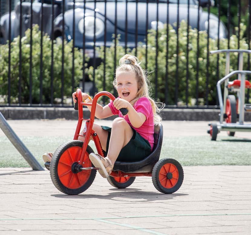 Een blije jongen op een trapfiets op het schoolplein van Christelijke Basisschool in Oost-Souburg. Een blije jongen op een trapfiets op het schoolplein van Christelijke Basisschool in Oost-Souburg.