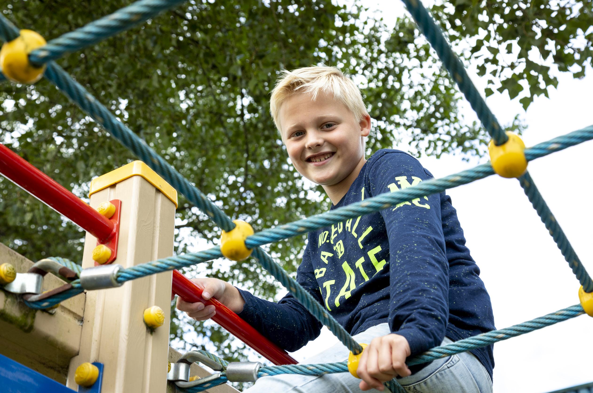 Een blije jongen op het schoolplein van De Brug in IJsselstein.