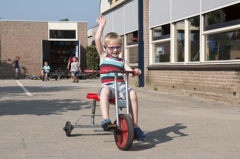 Een blije jongen rijdt op zijn fietsje op het schoolplein van Basisschool de Plakkenberg in Silvolde. Een blije jongen rijdt op zijn fietsje op het schoolplein van Basisschool de Plakkenberg in Silvolde.
