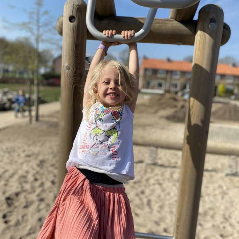 Een blije jongen speelt aan de klimtoestellen op het schoolplein van Kindcentrum de Bongerd in Terwolde. Een blije jongen speelt aan de klimtoestellen op het schoolplein van Kindcentrum de Bongerd in Terwolde.