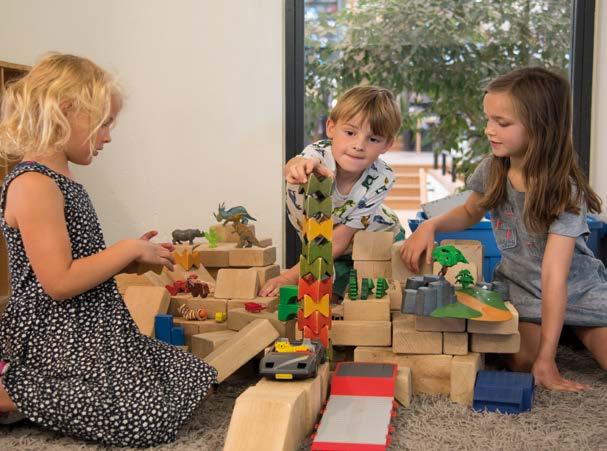 Een blije jongen speelt in het schoolplein van de Lorentzschool in Leiden. Een blije jongen speelt in het schoolplein van de Lorentzschool in Leiden.
