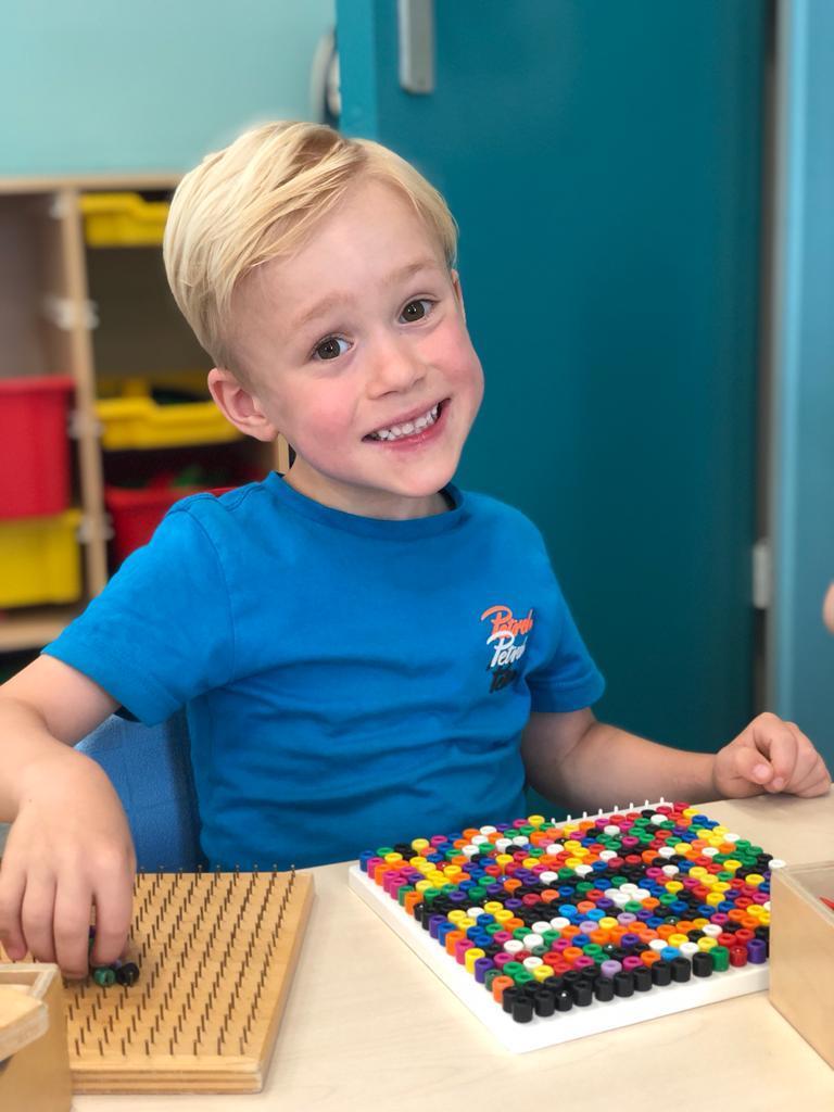 Een blije jongen speelt met kleurrijke blokken in De Wending in Roosendaal. Een blije jongen speelt met kleurrijke blokken in De Wending in Roosendaal.
