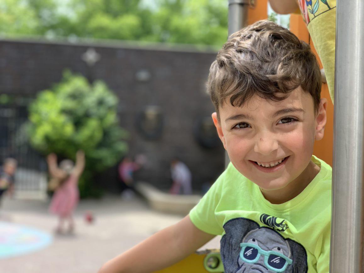 Een blije jongen speelt op het schoolplein van de Prinses Marijkeschool in Den Haag. Een blije jongen speelt op het schoolplein van de Prinses Marijkeschool in Den Haag.
