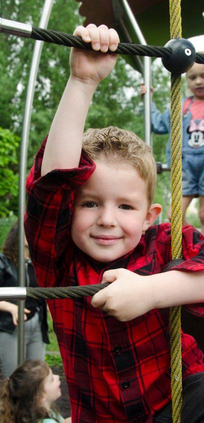 Een blije jongen speelt op het schoolplein van Openbare Basisschool Kamperfoelie in Huizen. Een blije jongen speelt op het schoolplein van Openbare Basisschool Kamperfoelie in Huizen.