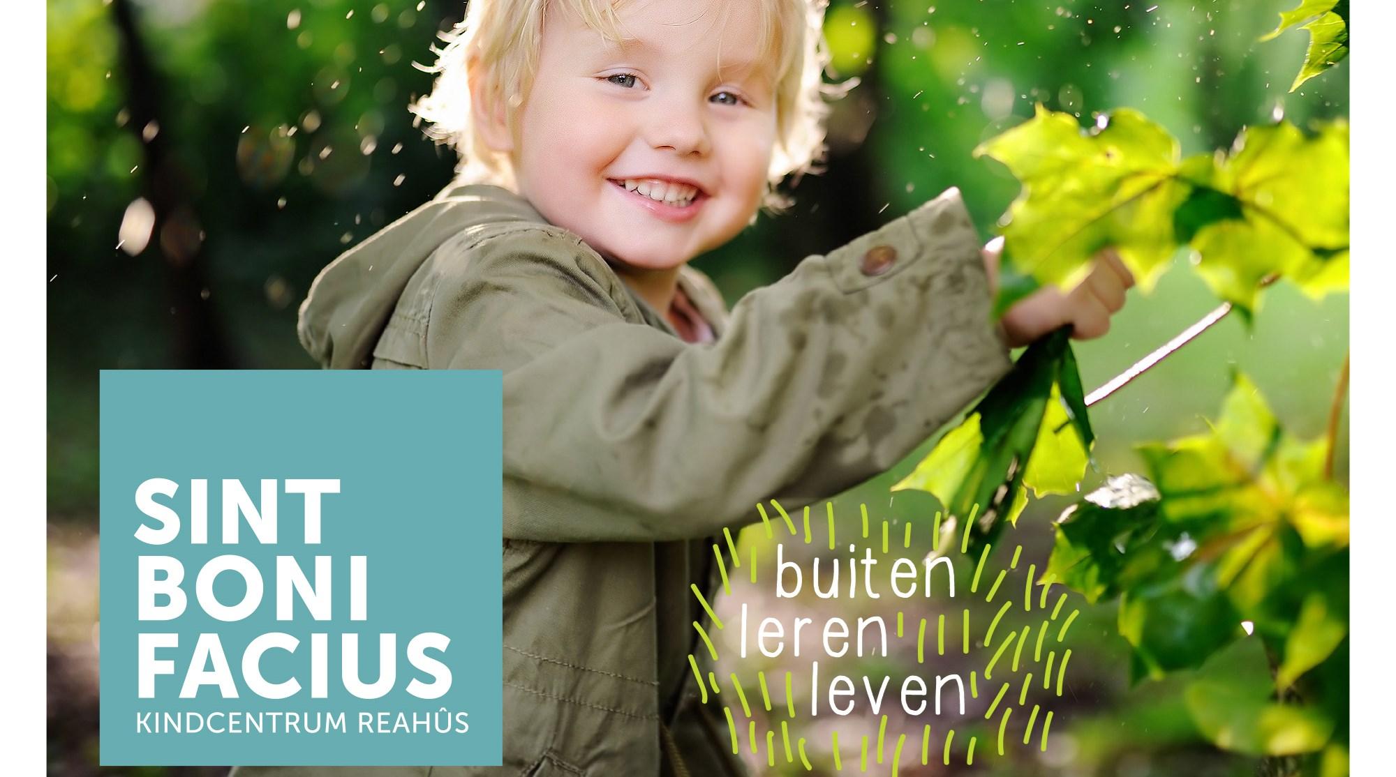 Een blije jongen speelt op het schoolplein van Sint Bonifacius Kindcentrum Reahûs. Een blije jongen speelt op het schoolplein van Sint Bonifacius Kindcentrum Reahûs.