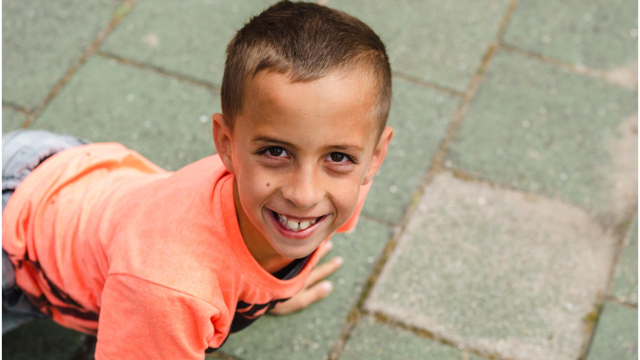 Een blije jongen speelt op het schoolplein van WereldWijs in Noordwijk (Zuid-Holland). Een blije jongen speelt op het schoolplein van WereldWijs in Noordwijk (Zuid-Holland).