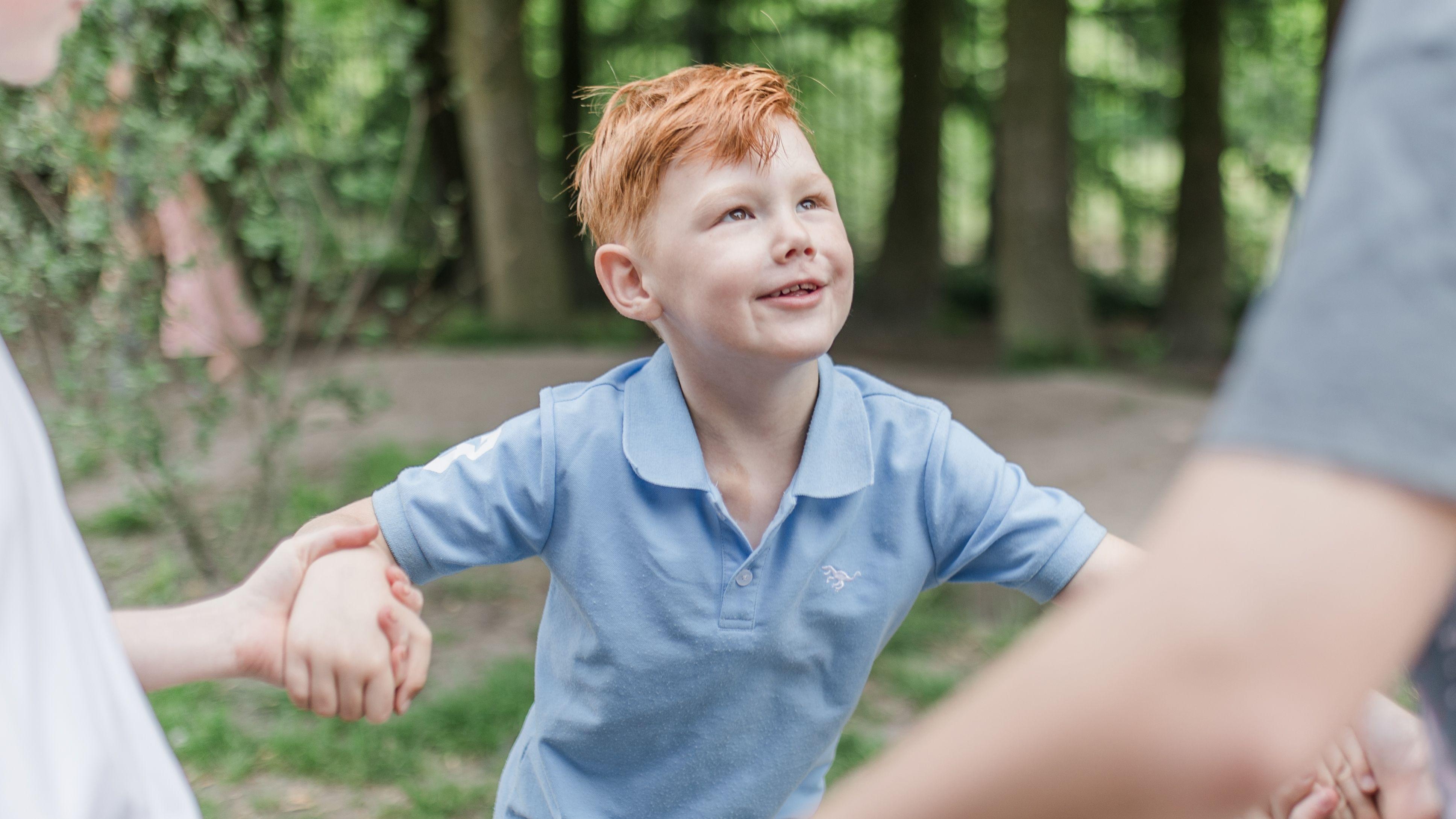 Een blije jongen speelt samen met anderen op het schoolplein van IKC Sint Paulus in Leeuwarden. Een blije jongen speelt samen met anderen op het schoolplein van IKC Sint Paulus in Leeuwarden.