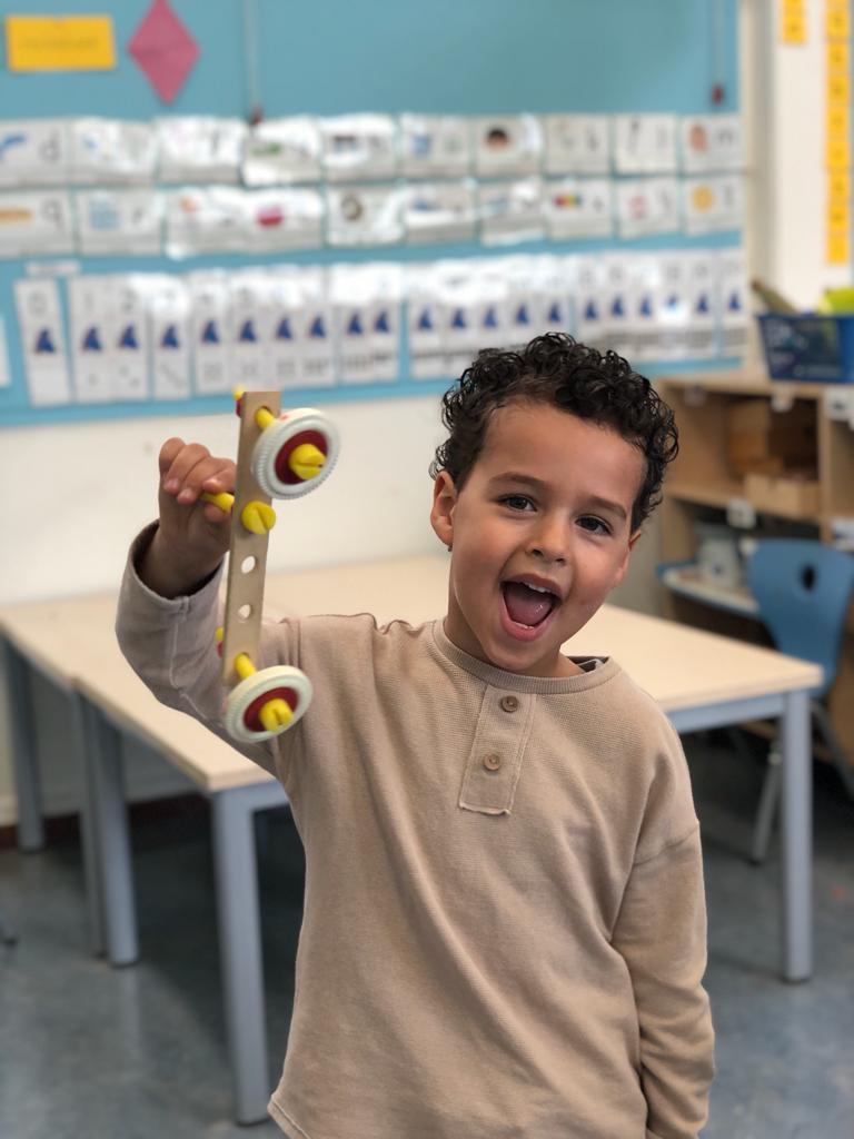 Een blije jongen toont een creatief speelobject in het klaslokaal van De Wending in Roosendaal. Een blije jongen toont een creatief speelobject in het klaslokaal van De Wending in Roosendaal.