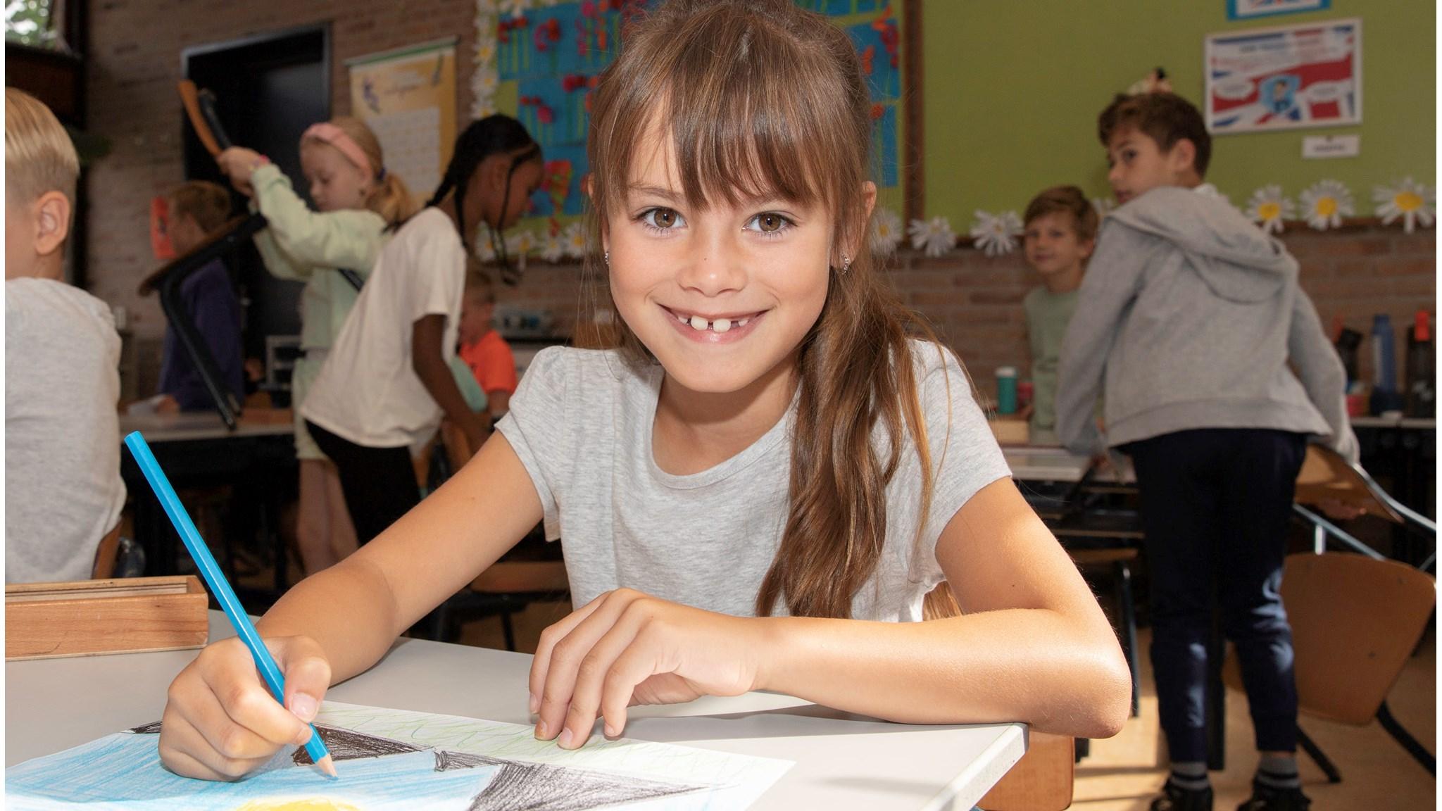 Een blije leerling aan De Antoniusschool in Nieuw-Vennep terwijl ze creatief aan het tekenen is. Een blije leerling aan De Antoniusschool in Nieuw-Vennep terwijl ze creatief aan het tekenen is.