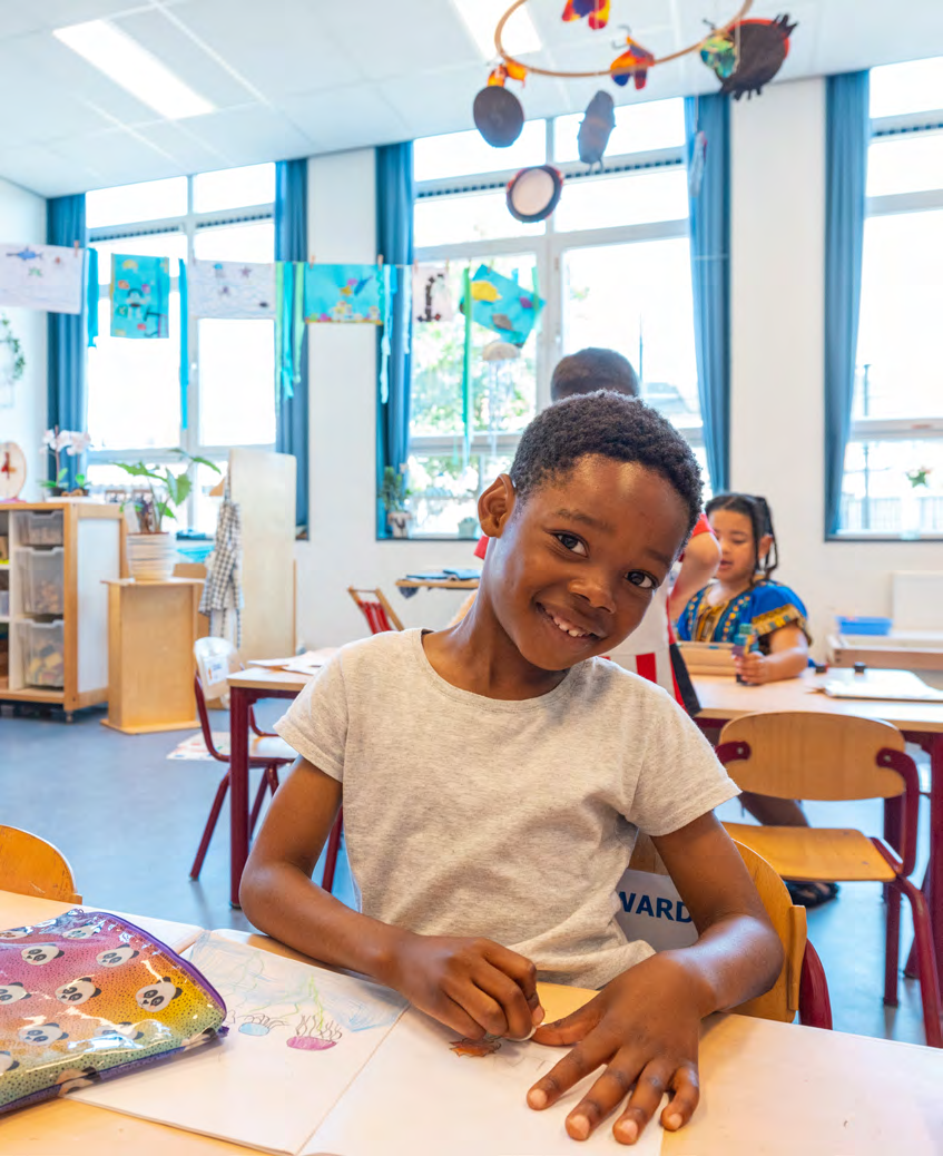 Een blije leerling aan het werk in de klas van de Prins Mauritsschool in Delft. Een blije leerling aan het werk in de klas van de Prins Mauritsschool in Delft.