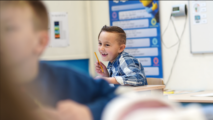 Een blije leerling in de klas van De Duykeldam in Swifterbant. Een blije leerling in de klas van De Duykeldam in Swifterbant.