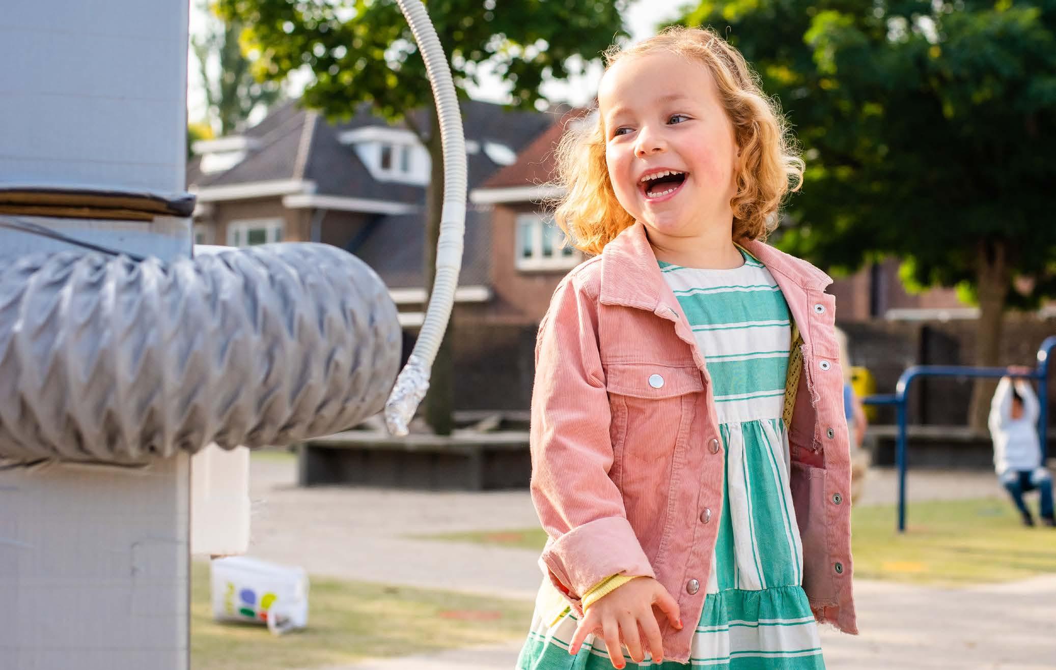 Een blije leerling op het schoolplein van Chr. Basisschool Het Mozaiek in Zwolle. Een blije leerling op het schoolplein van Chr. Basisschool Het Mozaiek in Zwolle.