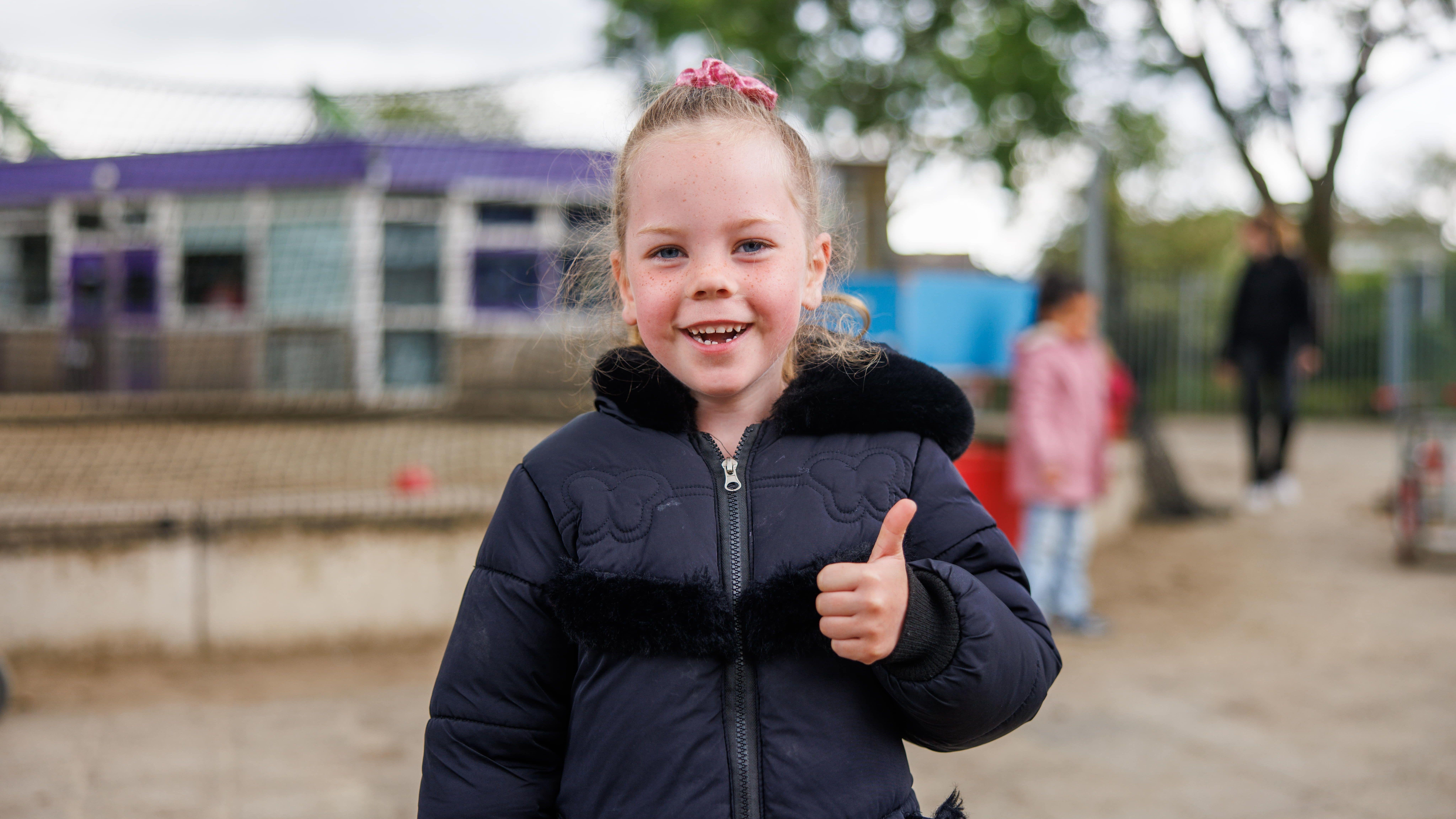 Een blije leerling op het schoolplein van Christelijke Basisschool De Wingerd in Ridderkerk. Een blije leerling op het schoolplein van Christelijke Basisschool De Wingerd in Ridderkerk.