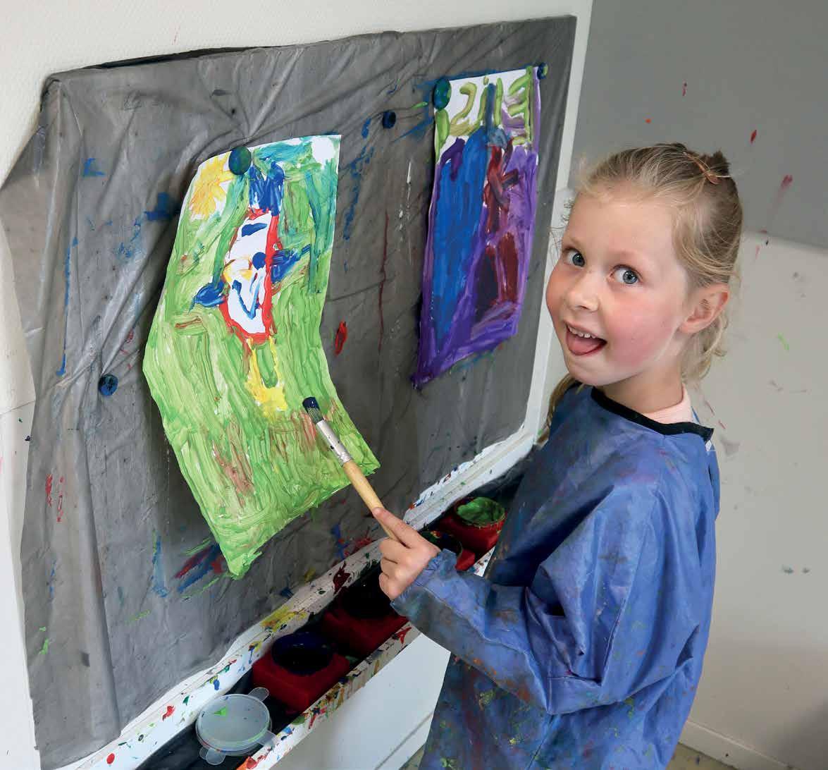 Een blije leerling uit Kindcentrum De Spreng in Hoevelaken schildert creatief aan de wand. Een blije leerling uit Kindcentrum De Spreng in Hoevelaken schildert creatief aan de wand.