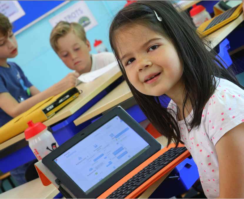 Een blije leerling van Basisschool De Vlinderboom in Maastricht werkt met een tablet in de klas. Een blije leerling van Basisschool De Vlinderboom in Maastricht werkt met een tablet in de klas.