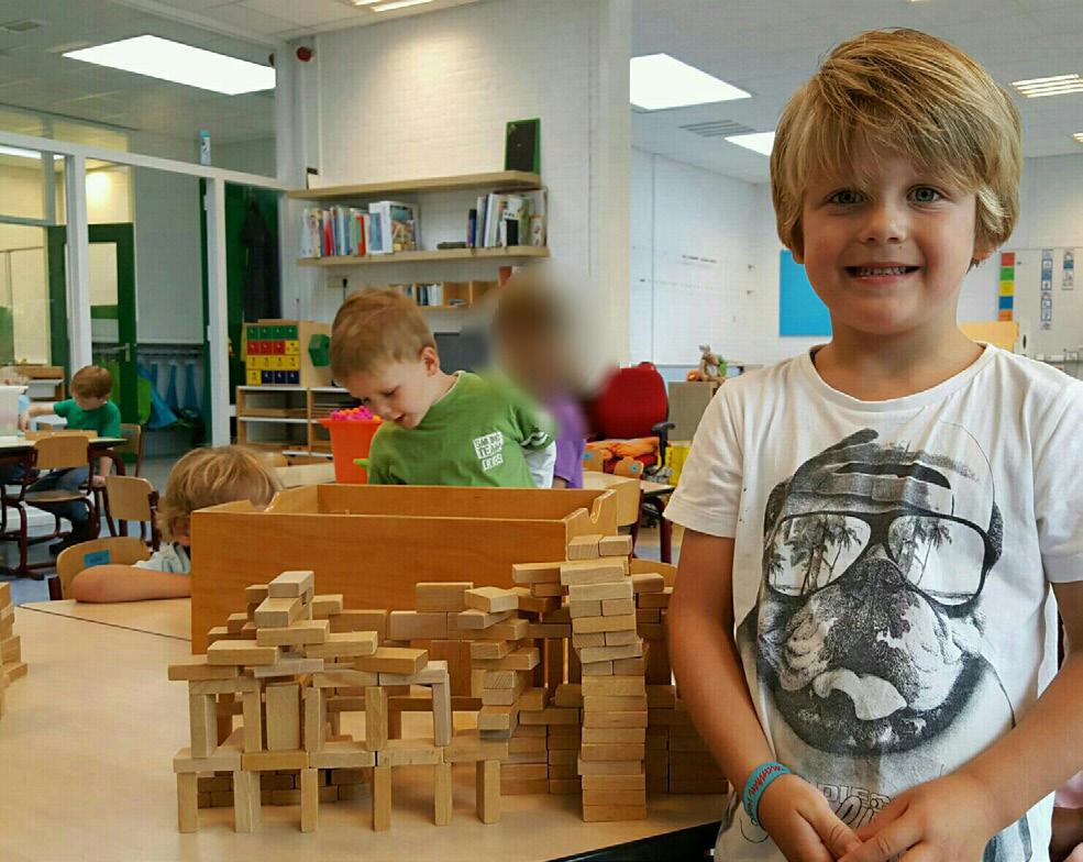 Een blije leerling van Basisschool Het Kompas in Leusden speelt met blokken in de klas. Een blije leerling van Basisschool Het Kompas in Leusden speelt met blokken in de klas.