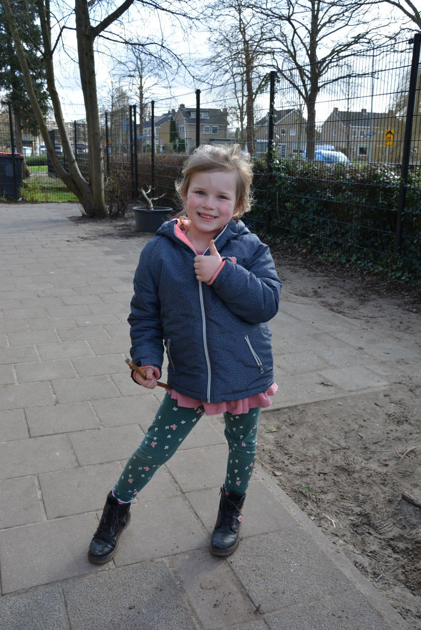 Een blije leerling van CBS De Klimop op het schoolplein in Ridderkerk. Een blije leerling van CBS De Klimop op het schoolplein in Ridderkerk.