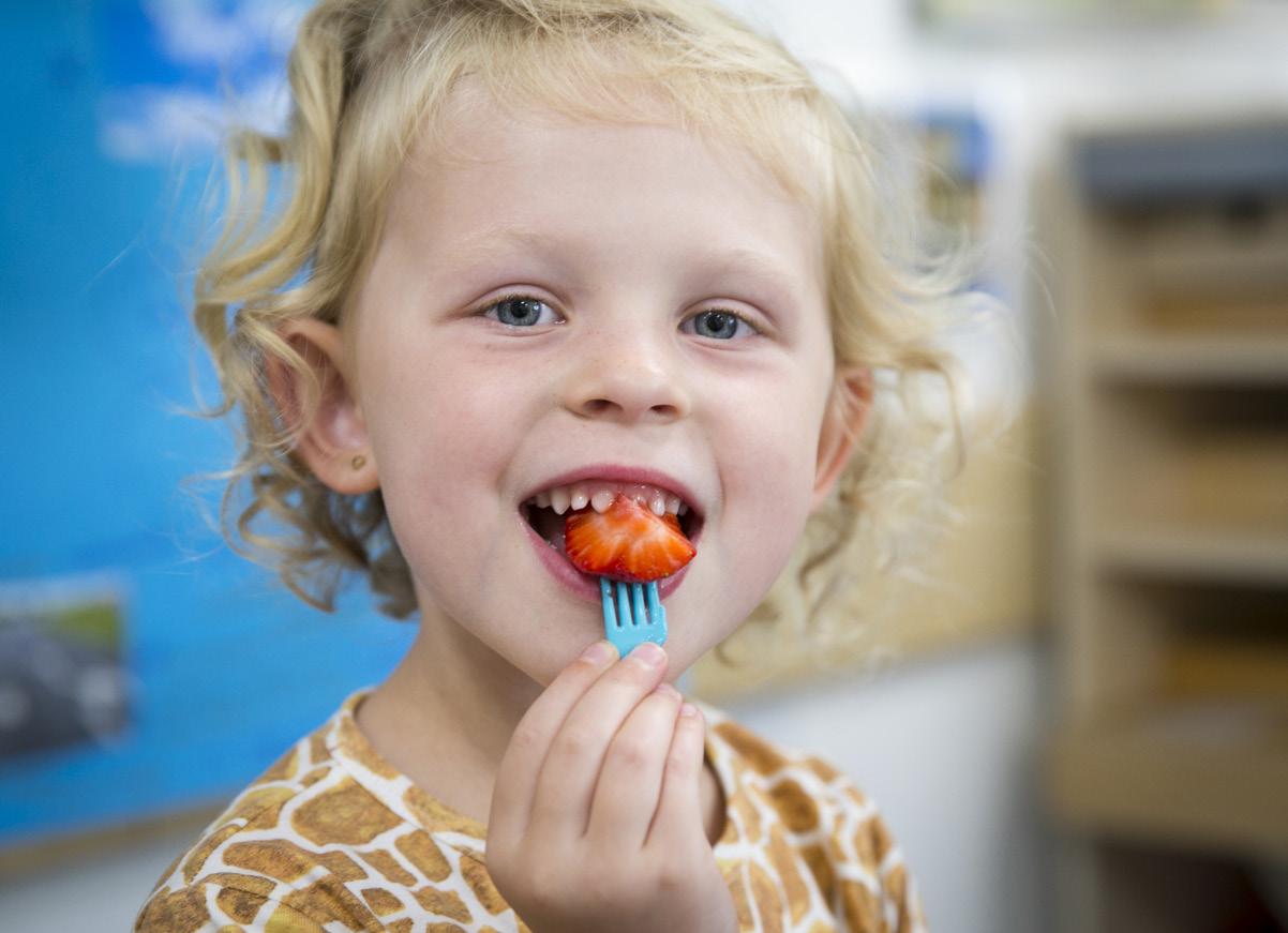 Een blije leerling van De Fontein Houten geniet van een aardbei in de schoolomgeving. Een blije leerling van De Fontein Houten geniet van een aardbei in de schoolomgeving.