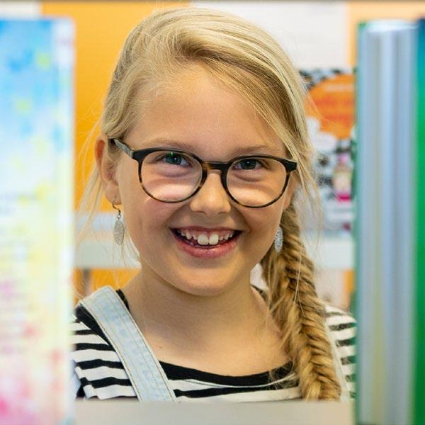 Een blije leerling van de Hubertusschool in Herten, gefotografeerd tussen boeken. Een blije leerling van de Hubertusschool in Herten, gefotografeerd tussen boeken.