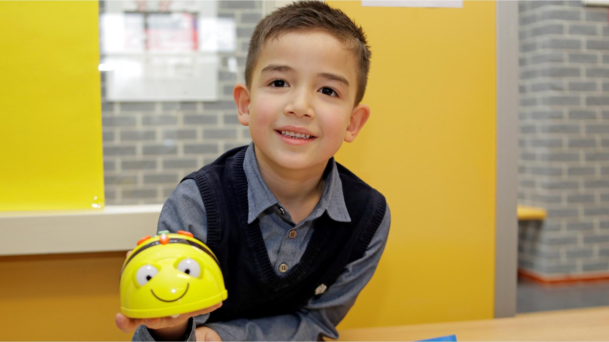 Een blije leerling van de Johannesschool in Hillegom toont zijn gele robotje aan de camera. Een blije leerling van de Johannesschool in Hillegom toont zijn gele robotje aan de camera.