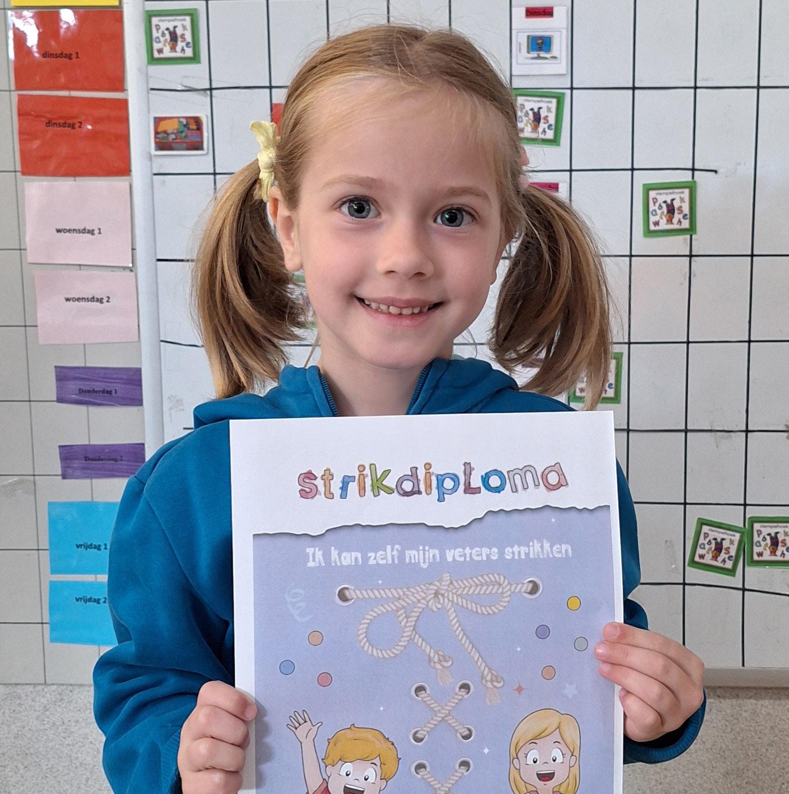 Een blije leerling van de St. Jozefschool in Achterveld (Utrecht) toont trots haar strikdiploma. Een blije leerling van de St. Jozefschool in Achterveld (Utrecht) toont trots haar strikdiploma.
