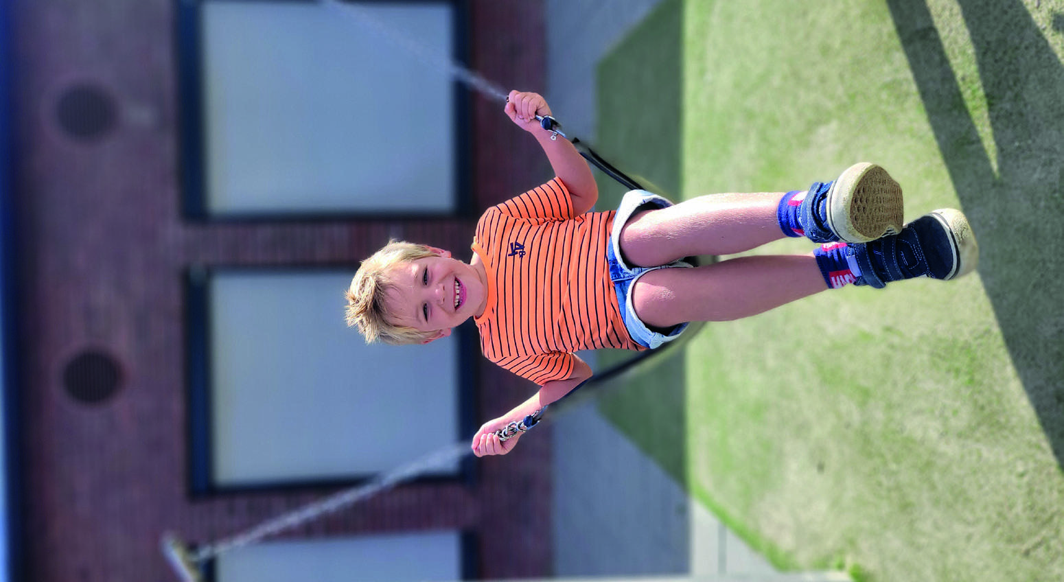 Een blije leerling van de Tweestromen Basisschool in Heerewaarden speelt op het schoolplein. Een blije leerling van de Tweestromen Basisschool in Heerewaarden speelt op het schoolplein.