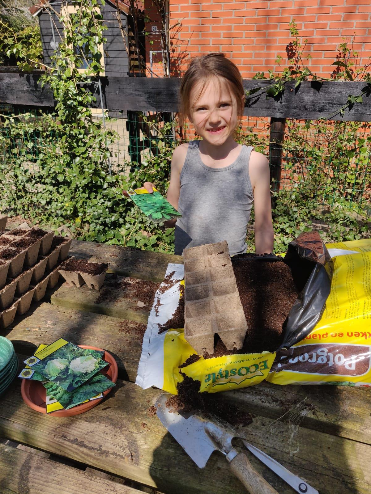 Een blije leerling van KC 't Echtenest in Echten (Drenthe) die bezig is met het planten van zaadjes op het schoolplein. Een blije leerling van KC 't Echtenest in Echten (Drenthe) die bezig is met het planten van zaadjes op het schoolplein.