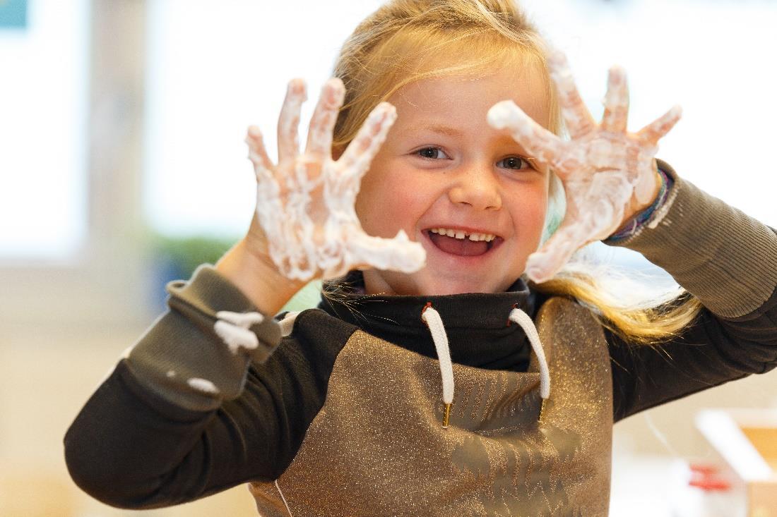 Een blije leerling van Openbare Basisschool De Kern in Ede speelt met schuim. Een blije leerling van Openbare Basisschool De Kern in Ede speelt met schuim.