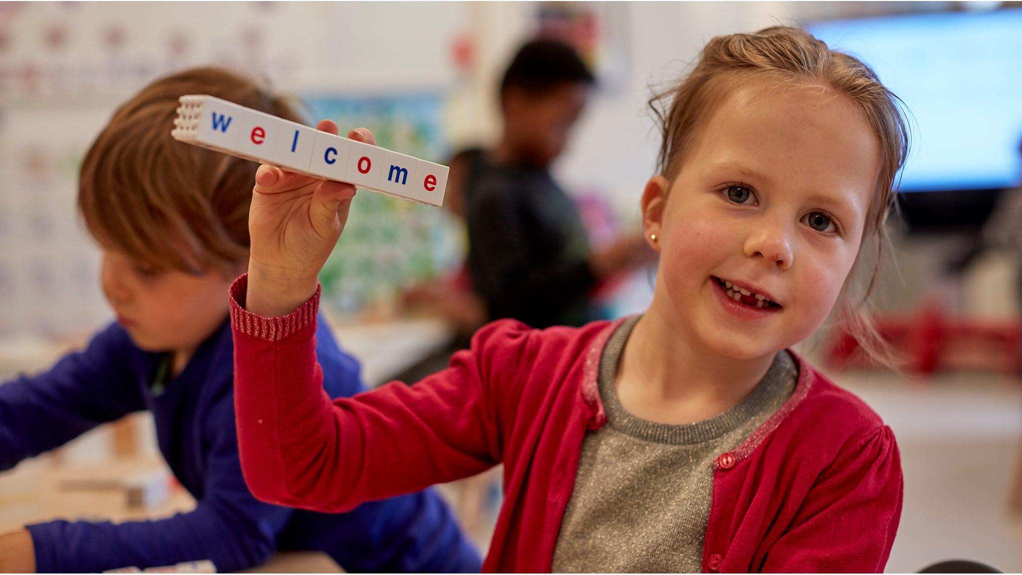 Een blije leerling verwelkomt iedereen op KBS Stepping Stones in Utrecht. Een blije leerling verwelkomt iedereen op KBS Stepping Stones in Utrecht.