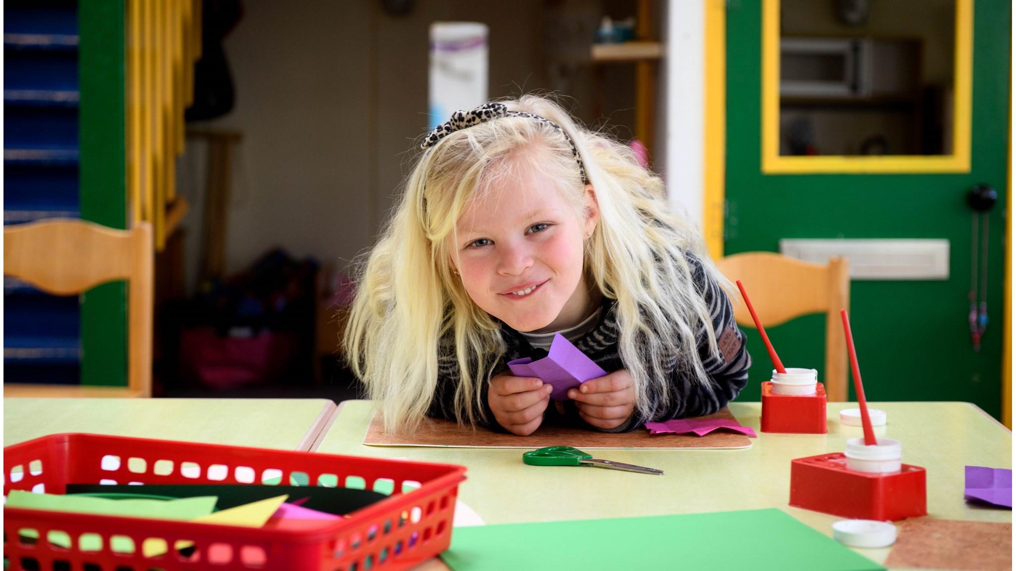 Een blije leerling werkt aan een knutselproject op Basisschool Bonifatius in Spanbroek. Een blije leerling werkt aan een knutselproject op Basisschool Bonifatius in Spanbroek.