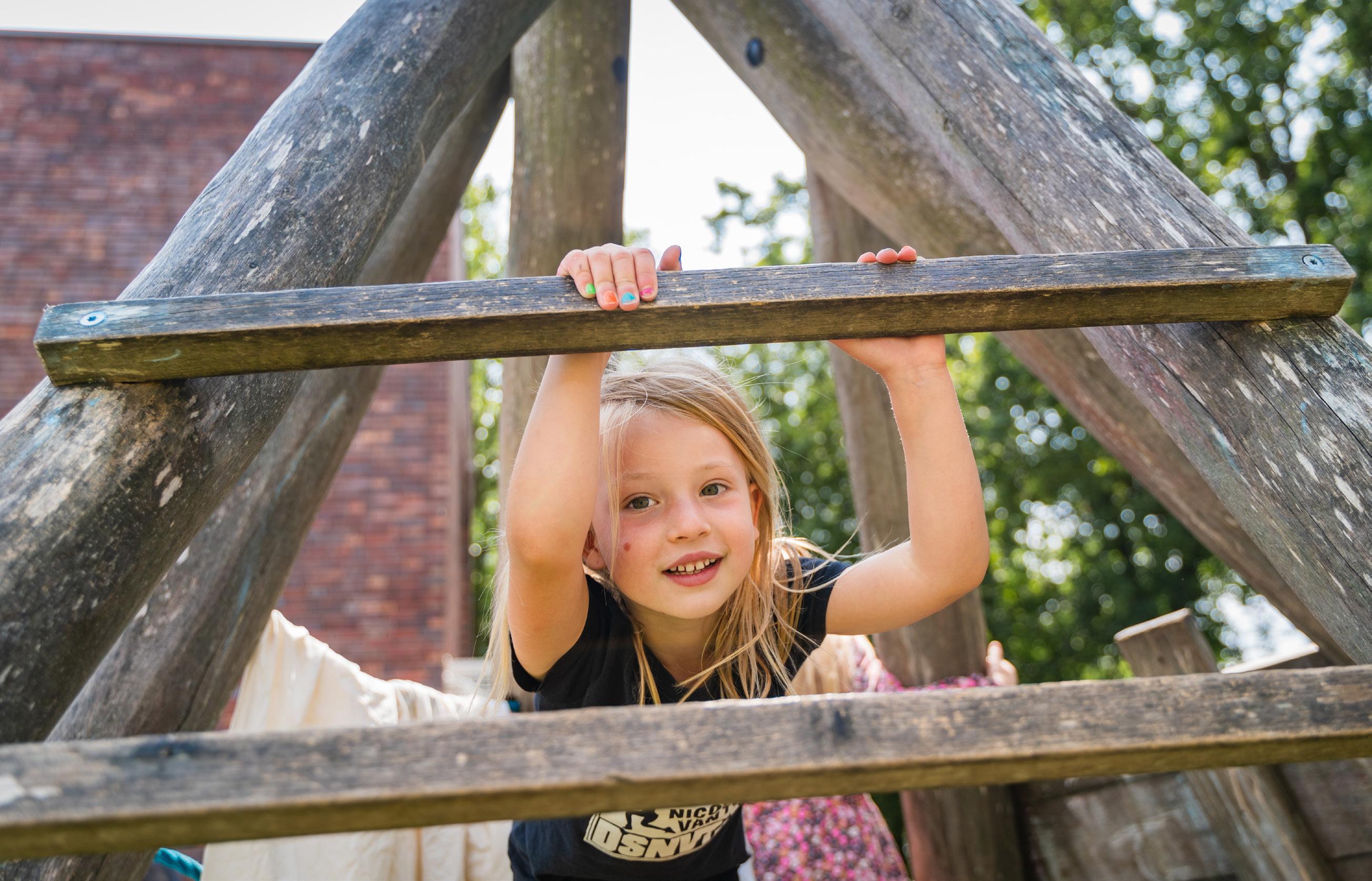 Een blije meid speelt op de speelplaats van Katholieke Basisschool De Hasselbraam in Etten-Leur. Een blije meid speelt op de speelplaats van Katholieke Basisschool De Hasselbraam in Etten-Leur.