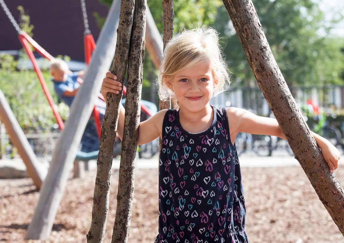 Een blije meisje speelt op het schoolplein van ATO-kindcentrum De Hoven in Rosmalen. Een blije meisje speelt op het schoolplein van ATO-kindcentrum De Hoven in Rosmalen.