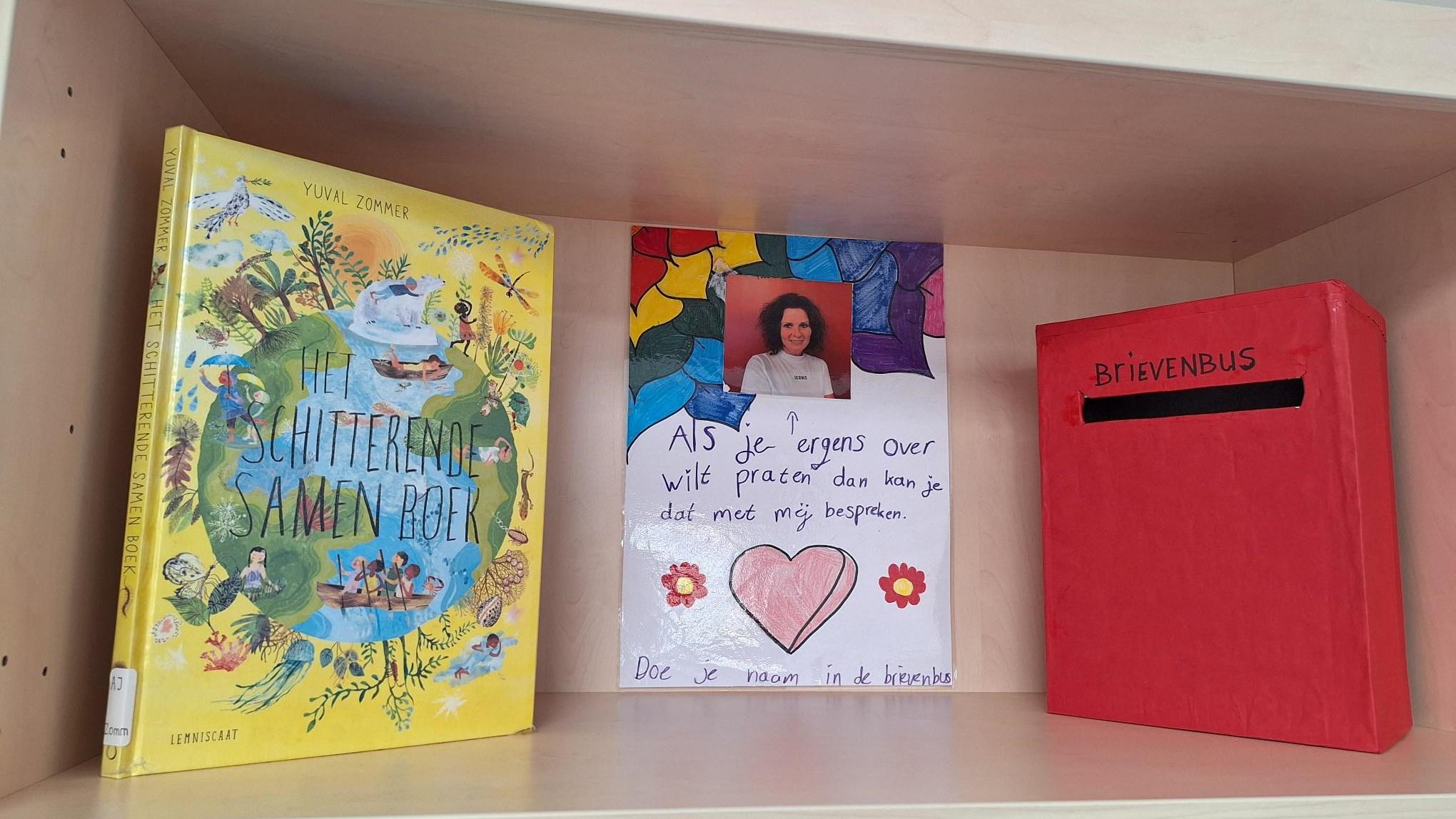 Een boek en een boodschap voor leerlingen zijn te zien op een plank in De Brink in Lelystad.