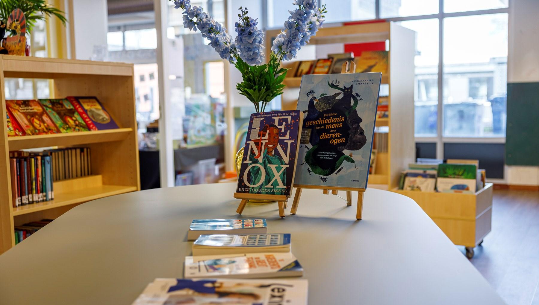 Een boekpresentatie in de bibliotheek van basisschool Bijlmerhorst in Amsterdam. Een boekpresentatie in de bibliotheek van basisschool Bijlmerhorst in Amsterdam.