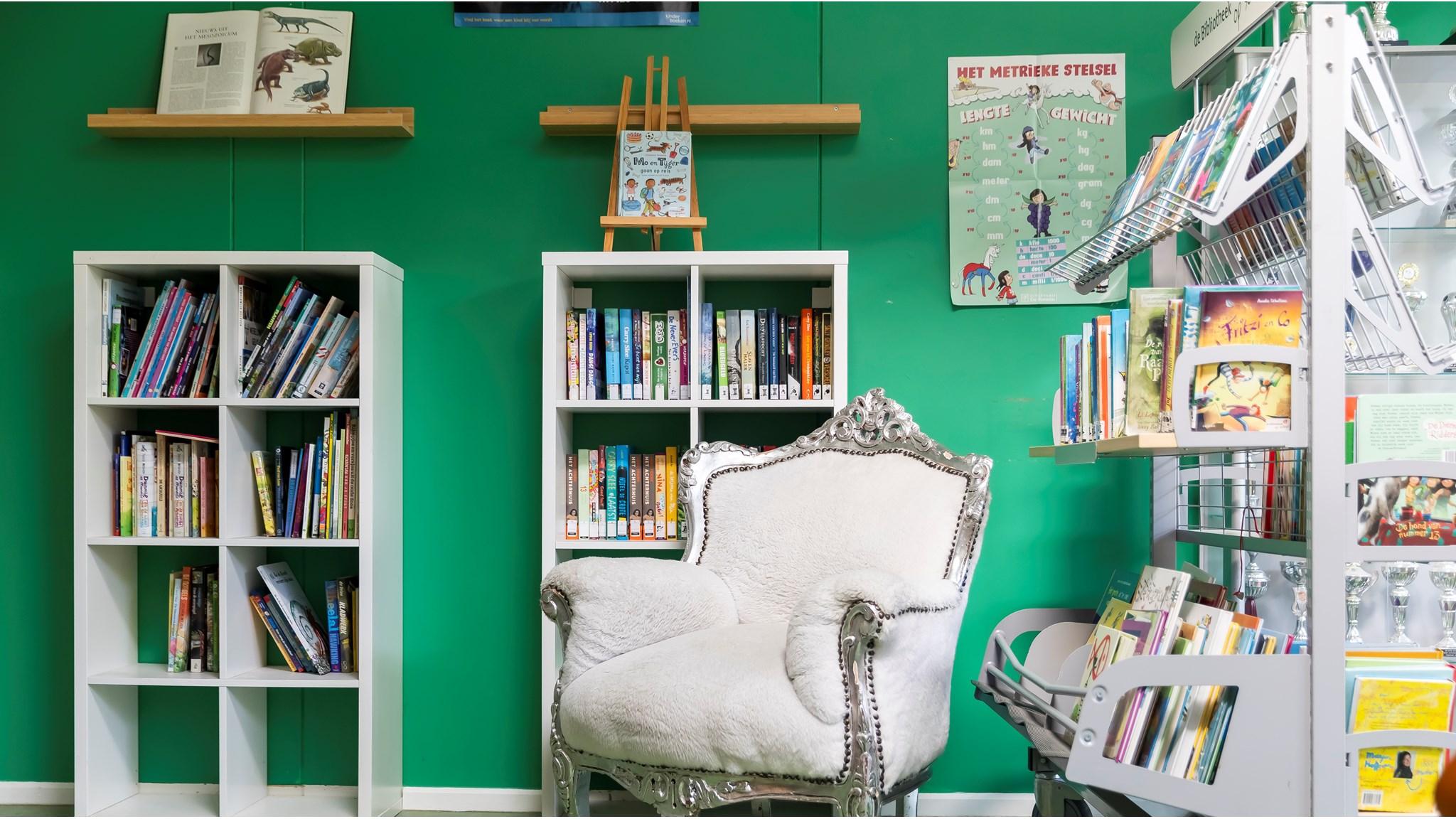Een comfortabele leeshoek met boekenplanken en een elegante stoel in de Oranje Nassauschool Culemborg. Een comfortabele leeshoek met boekenplanken en een elegante stoel in de Oranje Nassauschool Culemborg.
