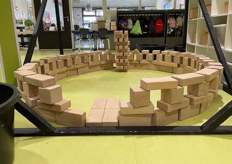 Een creatie van houten blokken op het schoolplein van Lindenhage in Zevenaar.