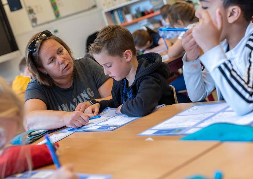 Een docent helpt een leerling met zijn werk in de klas van IKC De Bavinck in Vlaardingen. Een docent helpt een leerling met zijn werk in de klas van IKC De Bavinck in Vlaardingen.