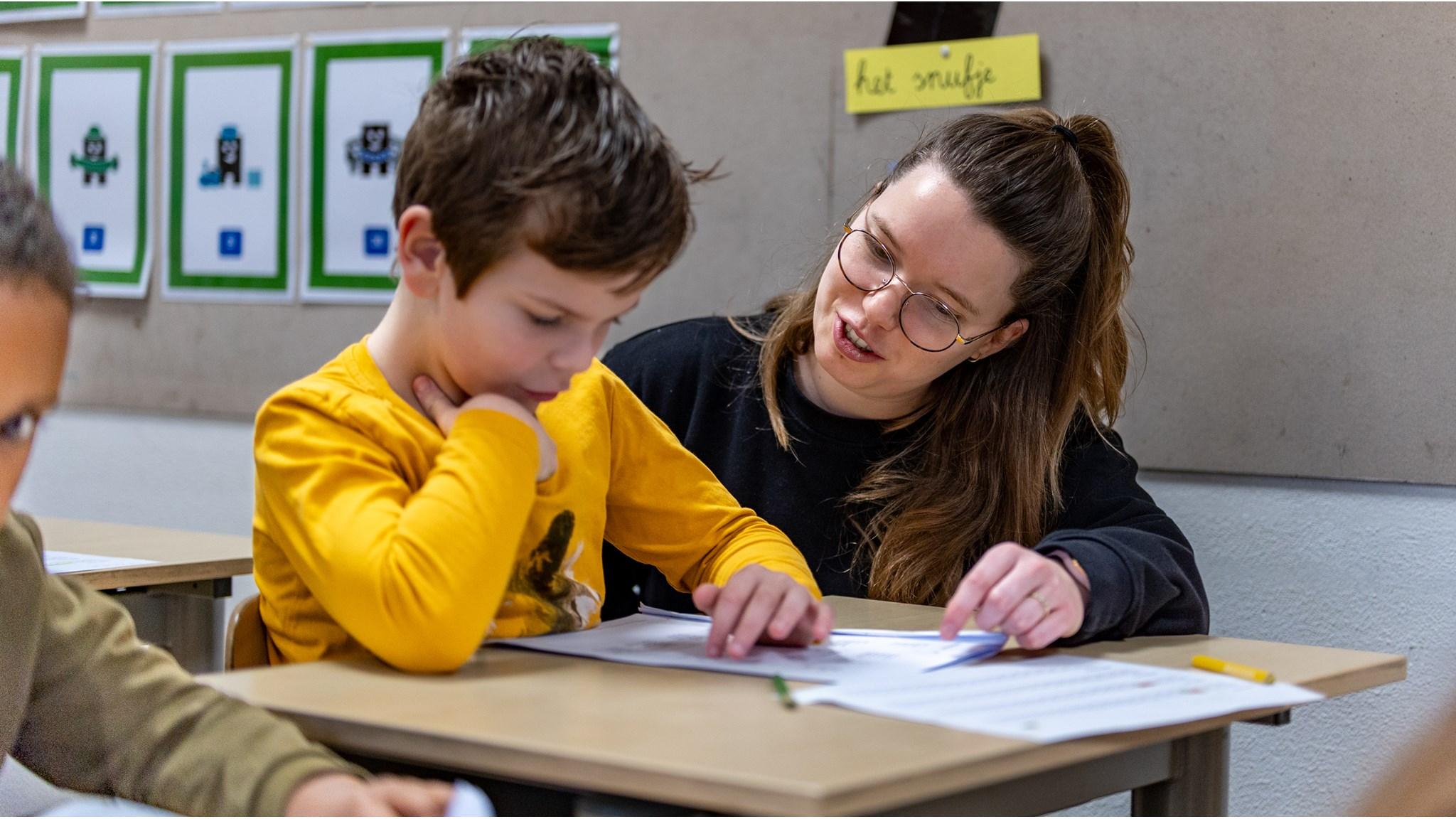 Een docente helpt een leerling met zijn huiswerk in de klas van Basisschool 't Maxend in Nistelrode. Een docente helpt een leerling met zijn huiswerk in de klas van Basisschool 't Maxend in Nistelrode.